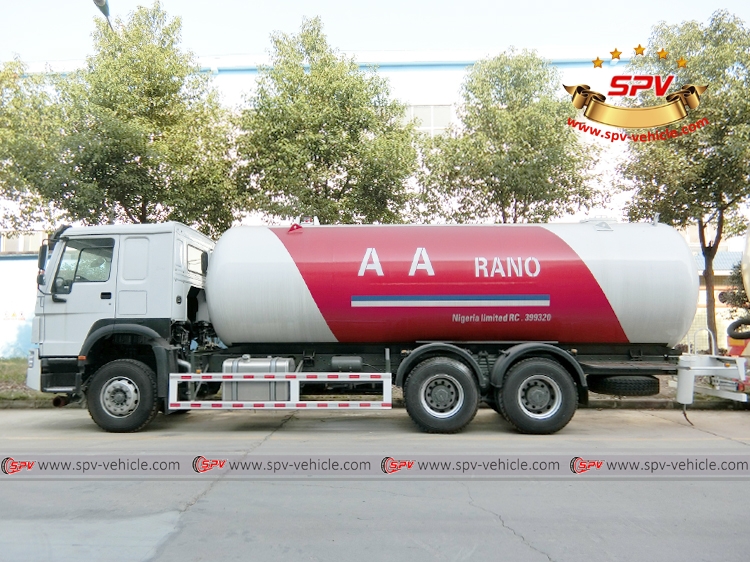 Left side view of LPG Tanker Sinotruk 6x4 Left side view of LPG Tanker Sinotruk 6x4